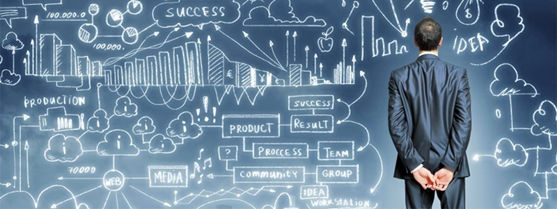 Manager de Proiect analizand indicii de performanta